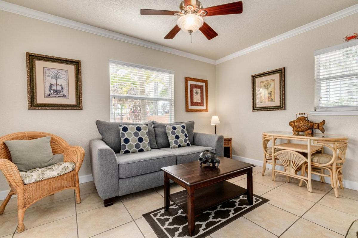 Walkable To Restaurants And Steps To The Beach! - Coconut Villa'S Suite 10 St. Pete Beach Exterior photo