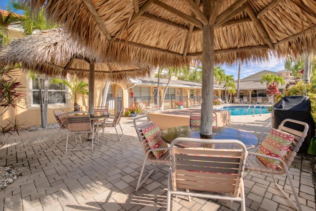Walkable To Restaurants And Steps To The Beach! - Coconut Villa'S Suite 10 St. Pete Beach Exterior photo