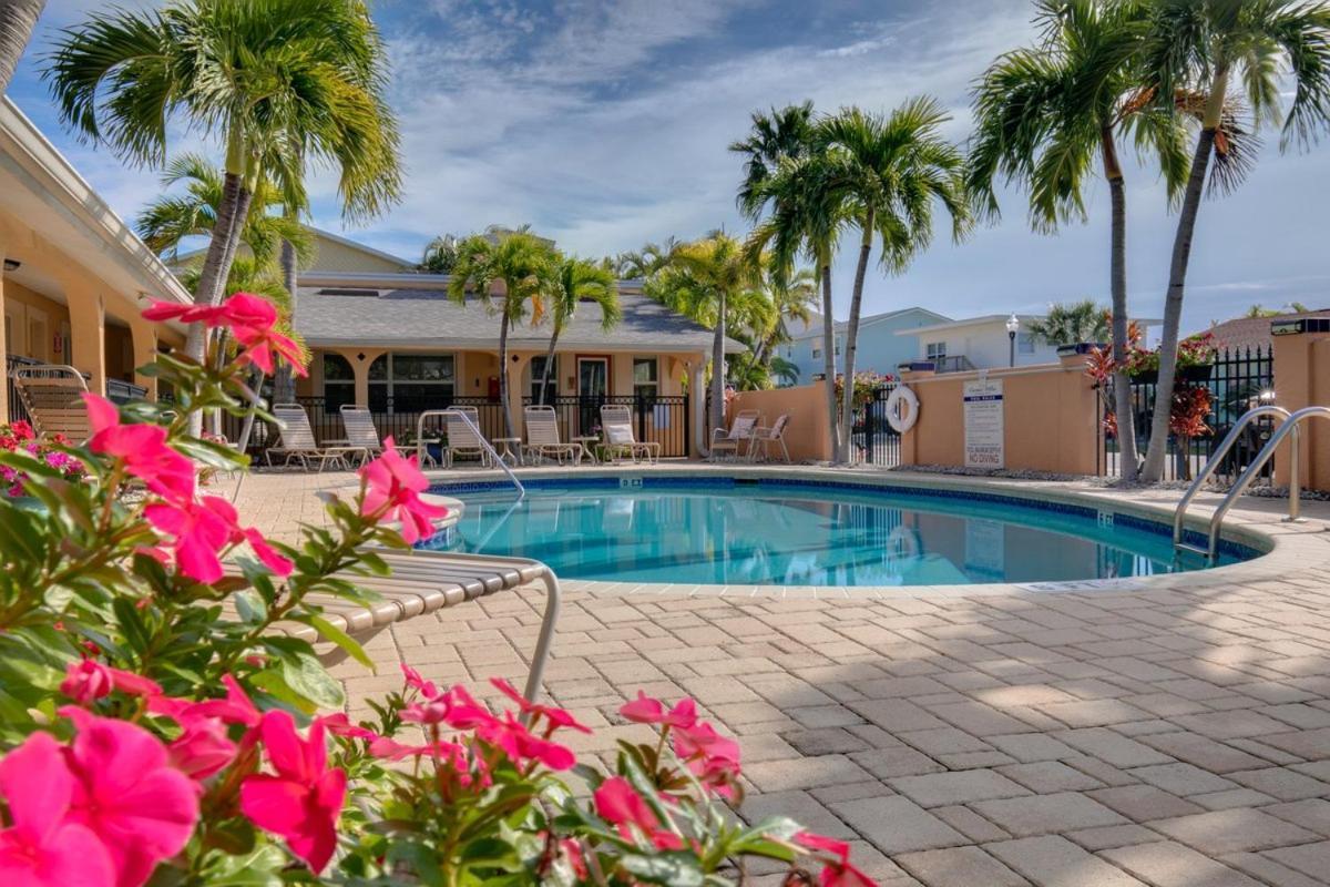 Walkable To Restaurants And Steps To The Beach! - Coconut Villa'S Suite 10 St. Pete Beach Exterior photo