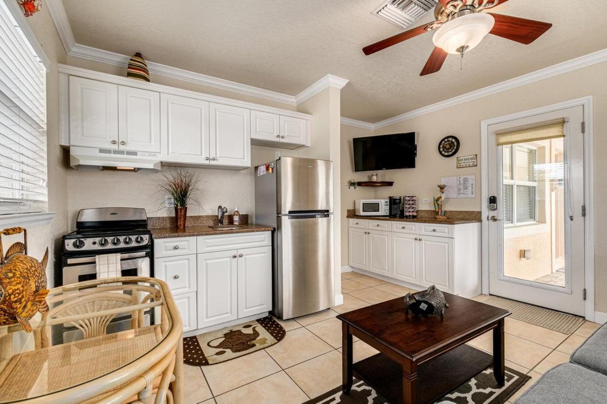 Walkable To Restaurants And Steps To The Beach! - Coconut Villa'S Suite 10 St. Pete Beach Exterior photo